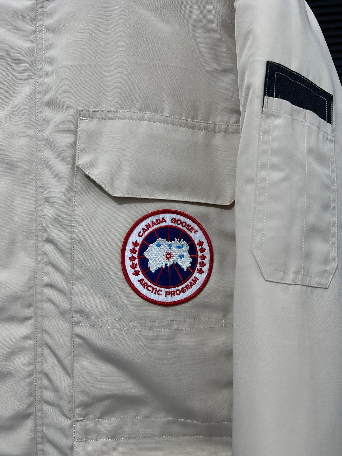P780 🆕 Top original version, supports chip sensor with handbag 𝗖𝗮𝗻𝗮𝗱𝗮 𝗚𝗼𝘀𝗲 / 🇨🇦 Canada Goose 08 Down Jacket ⚠️ Partners who have been cooperating with us in the past few years know that no matter what is produced outside, our pure genuine trading company ships ❗️ After the test of time, we have received rave reviews. You can compare the market products with us. If you are not satisfied, you can return it at will. You are also welcome to come to ZG to see it and then come to my home to buy‼  1⃣️ The filling is 80% white duck down, with a weight of 500g. Regarding the down content, you can feel it with your hands. Good down has no embarrassment and can be called a walking duvet! 2⃣️ The fabric is made of Feather-Light 10D waterproof coating fabric, which is made of 84.5 polyester fiber and 15.5 cotton. The surface is treated with a special Teflon protective coating produced by DuPont to prevent wind and splash water, and makes the clothing anti-pollution and long-lasting new features! 3⃣️ One-piece seamless cuffs, 13cm official length, all seals are stamped, and all the inner liner is hemmed. The overcoat means sewing all the inner liner once. On the one hand, it is to prevent the velvet from running off, and on the other hand, it can keep the stiffness of the clothes! 4⃣️ Original Yoshida Kogyo Kabushikigaisha zipper, top-grade zinc alloy electroplated zipper with the highest specifications, using precise Japanese craftsmanship, raw materials and management methods. Each zipper can withstand 100,000+ openings and closings 5⃣️ The detachable fur collar is made of top-grade imported wolf fur, which is not comparable to the loose and soft raccoon fur and fake fur on the market. It is a natural Siberian coyote fur collar. The delicate and strong feel is the sense of life that comes from the erosion of wind and frost in nature. 6⃣️ Main logo double-thread 9-needle locking stranded embroidery, electronic digital automatic embroidery, maple leaves with sharp edges. Size: XS-XXL Color: black, off-white, graphite gray, sapphire blue Dark Blue Pink Azure Graphite Gray Black Label Shoulder Width Chest Sleeve Length Clothes Length Recommended Weight kg 67 87 80-90 2XL 58 136 69 89 90-105